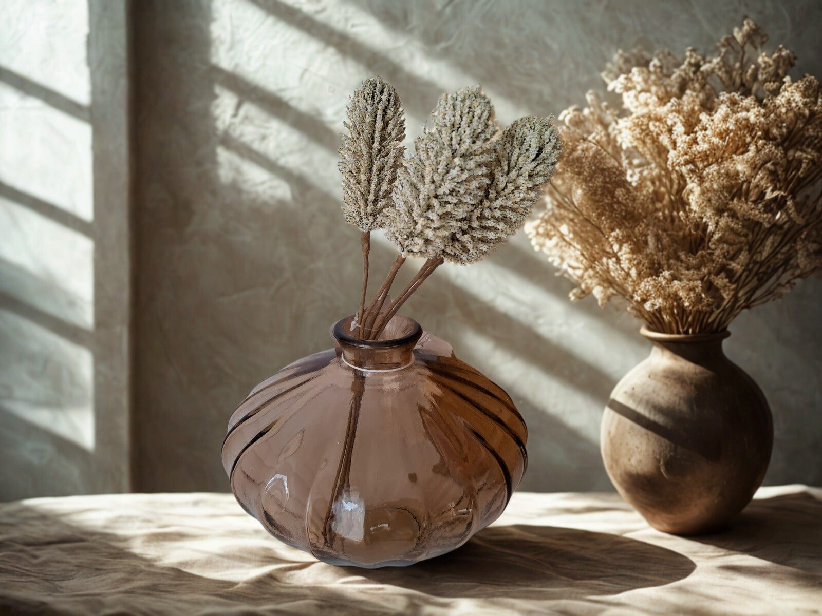 Vaas Dahukeng bruin, hoogte 16 cm.