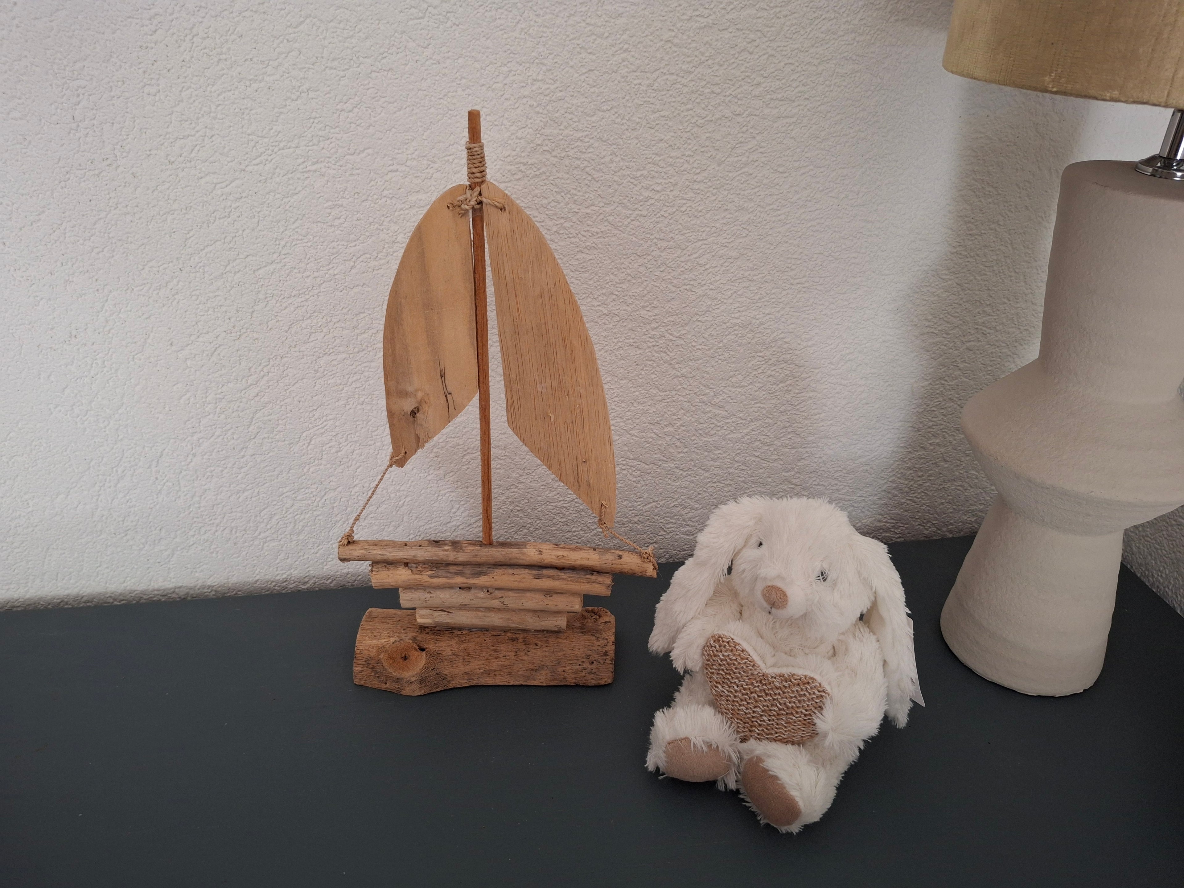 Houten zeilbootje, 36 x 20 cm.