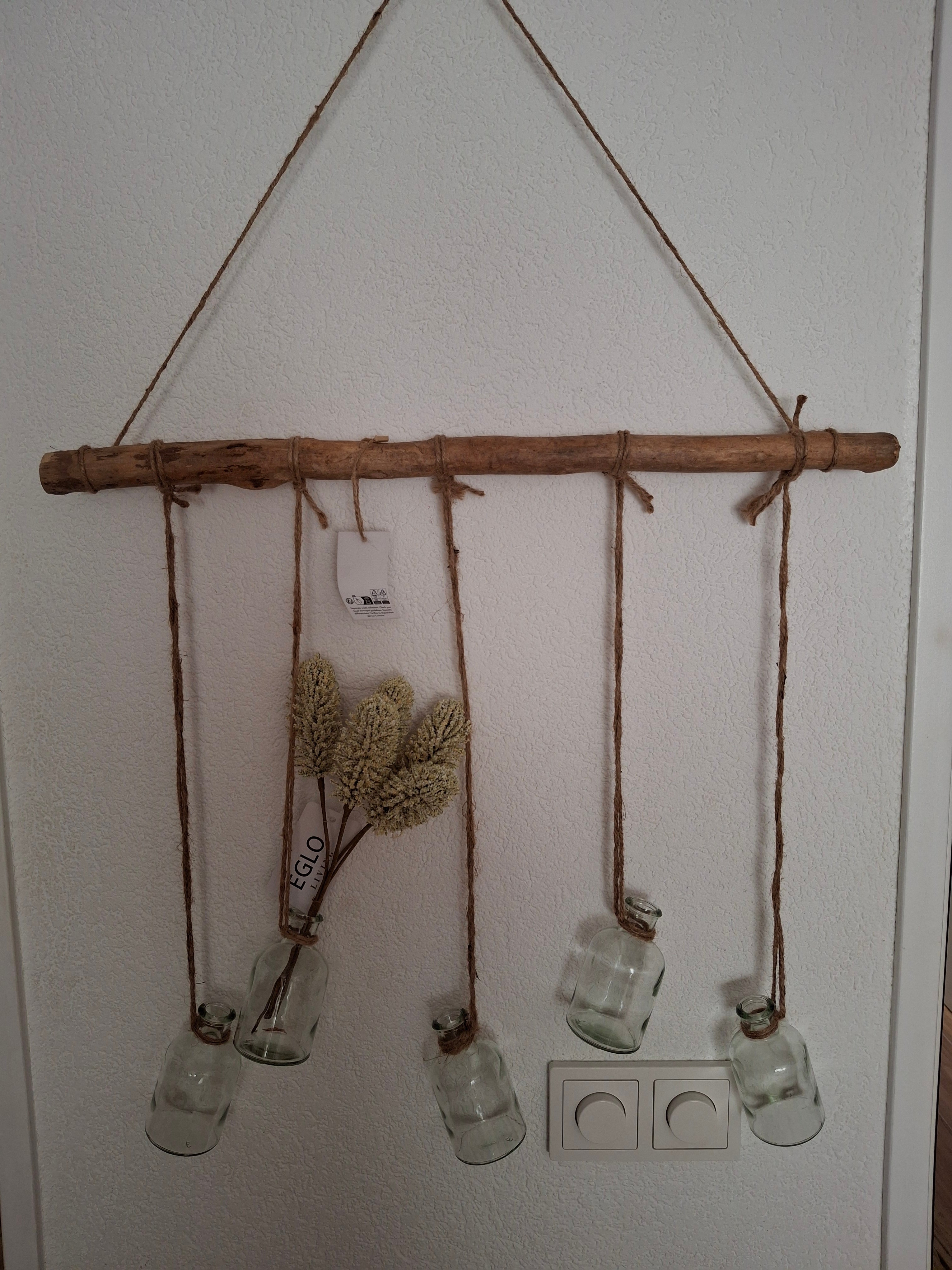 Houten stok met 5 glaasjes, lengte 58 cm.