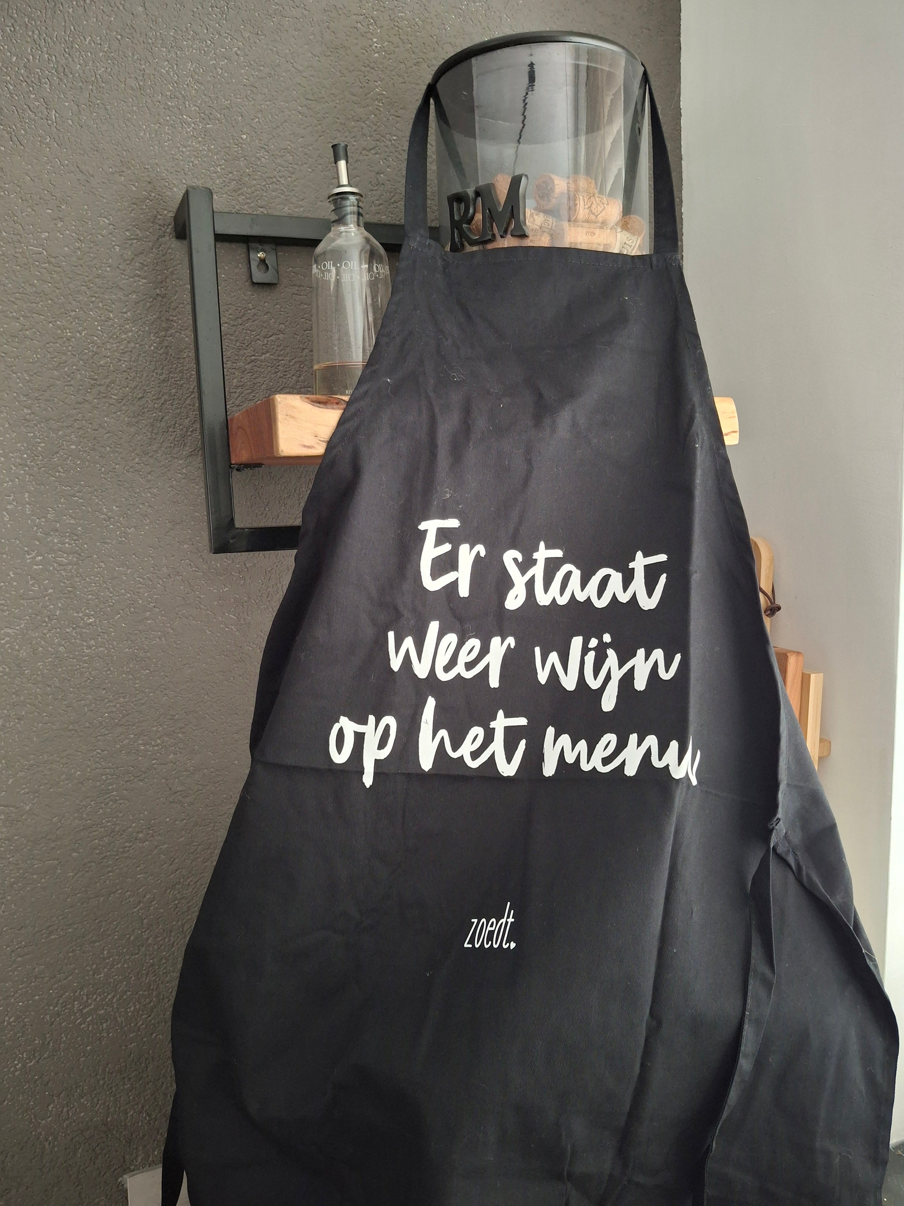 Zoedt schort met tekst 'Er staat weer wijn op het menu'