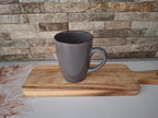Mok grijs, hoogte 11 cm.