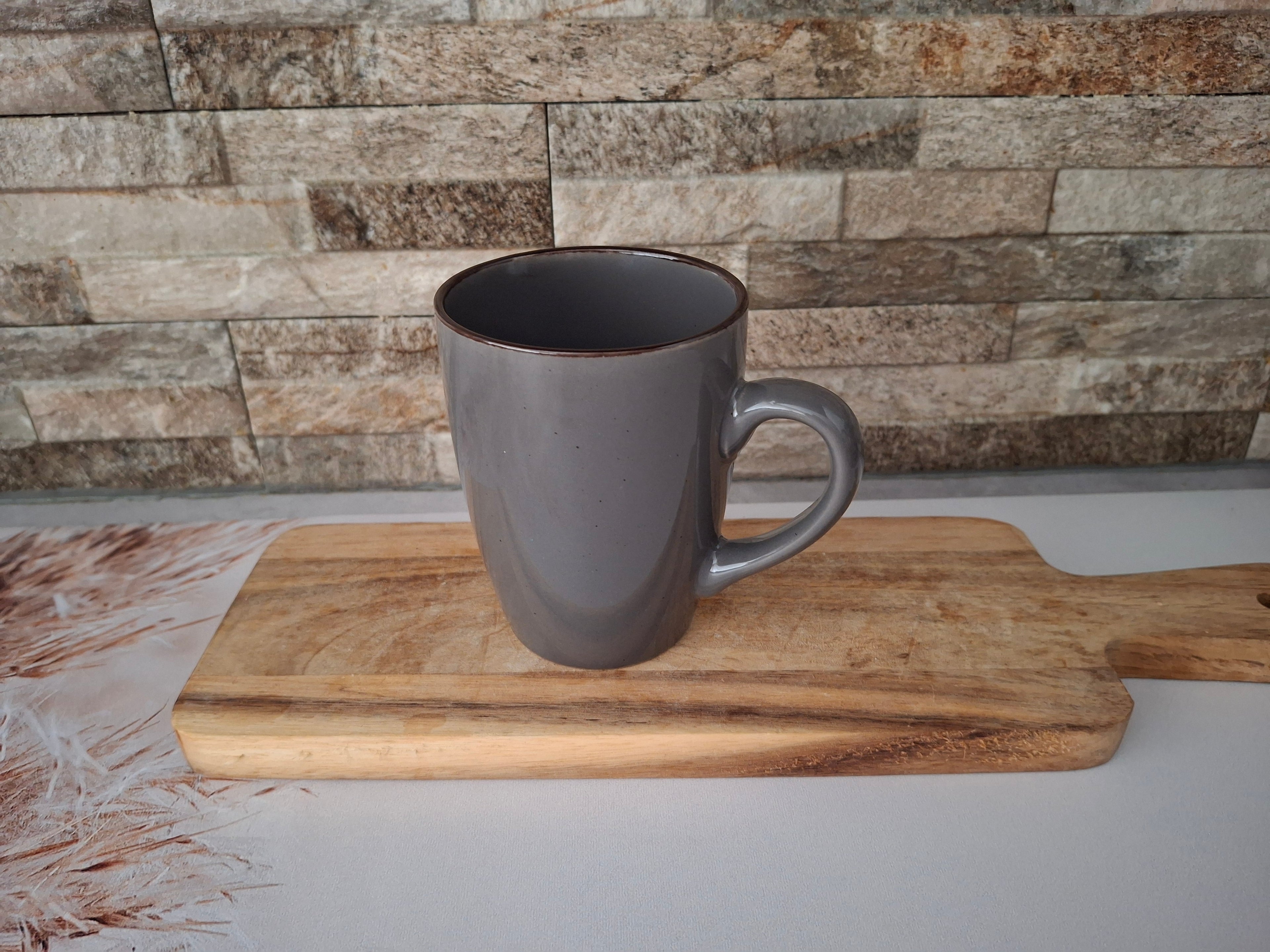 Mok grijs, hoogte 11 cm.