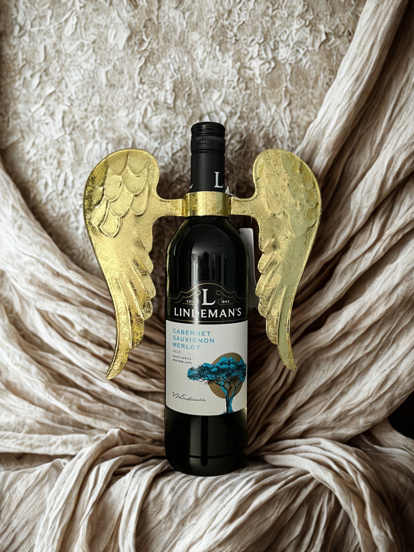 Metalen engel voor wijnfles