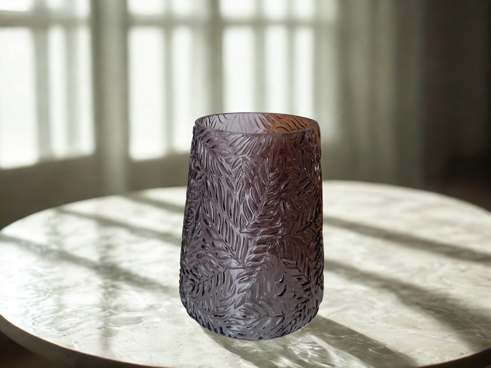 Vaas Bewerkt grijs, hoogte 21.5 cm.