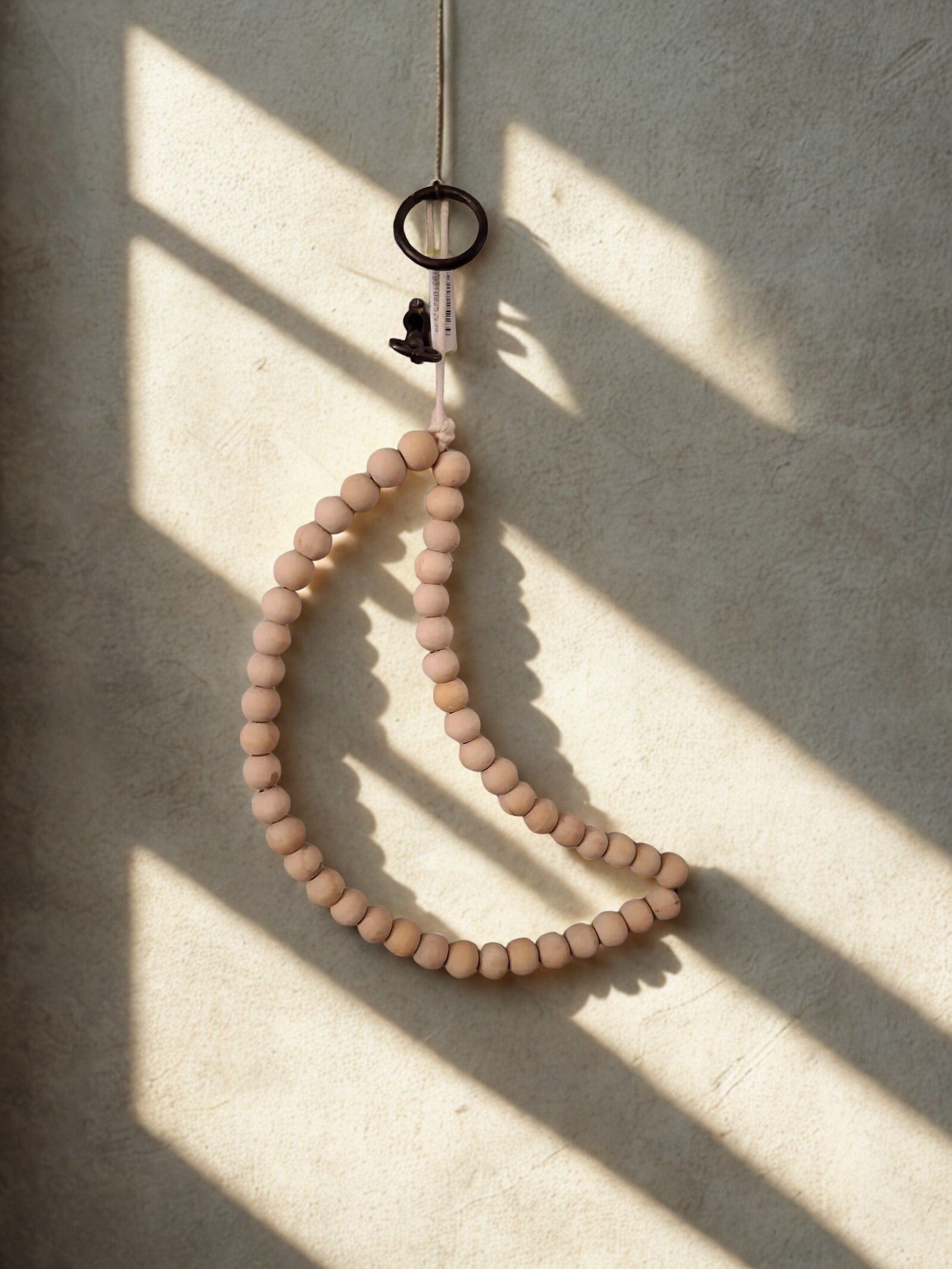 Hanger maan houten kralen, hoogte 30 cm.