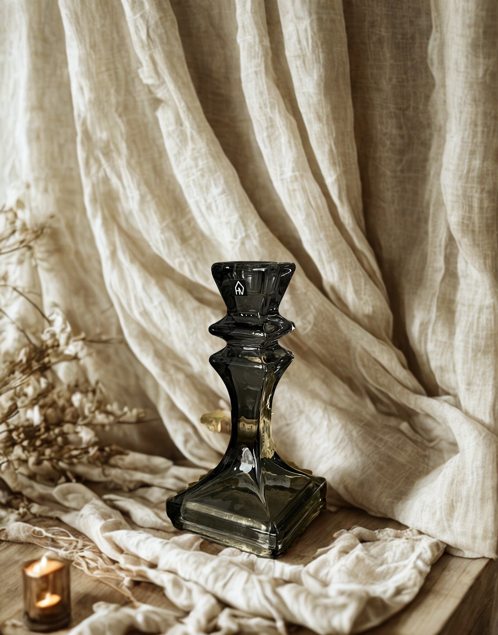 Housevitamine kandelaar glas smokey grey, hoogte 15.5 cm.