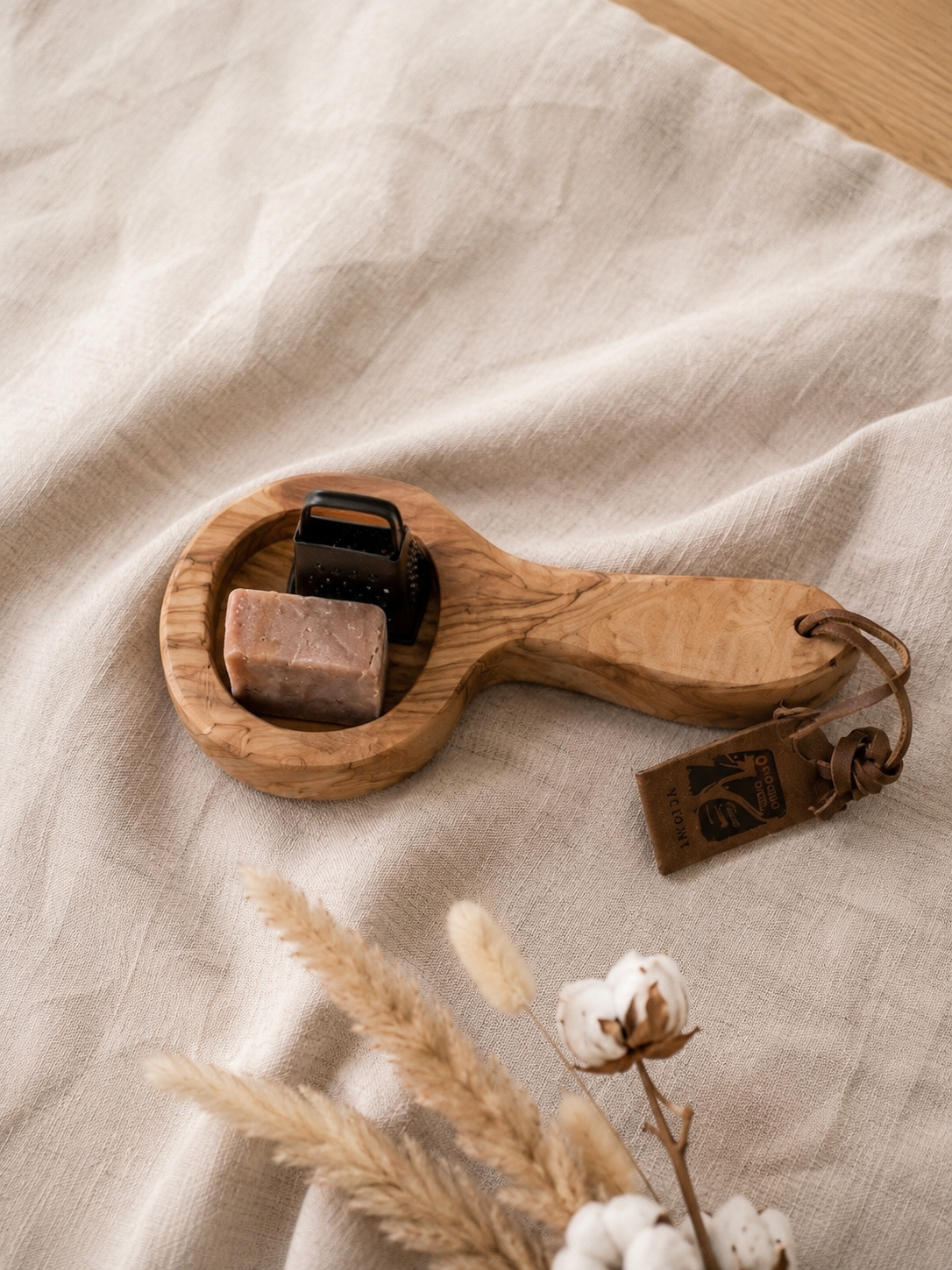 Set houten lepel, amberblokje en schaafje