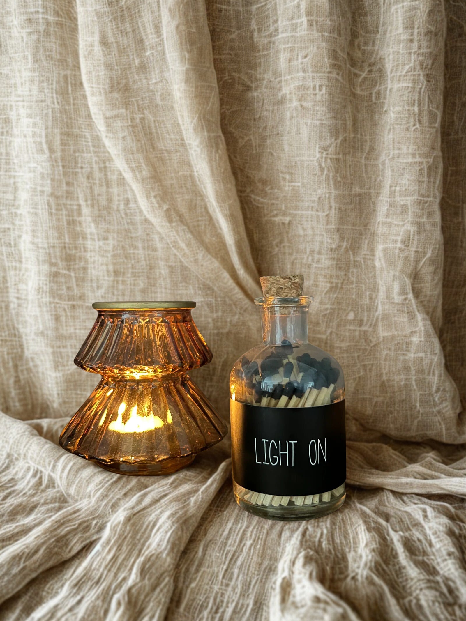 Glazen flesje met lucifers Light on, hoogte 11 cm