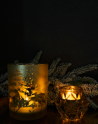 Windlicht dansend hert, Ø 10 cm, hoogte 12.5 cm.