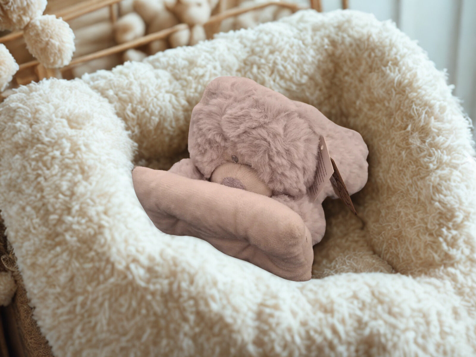 Pluchen beer liggend, lengte 25 cm.