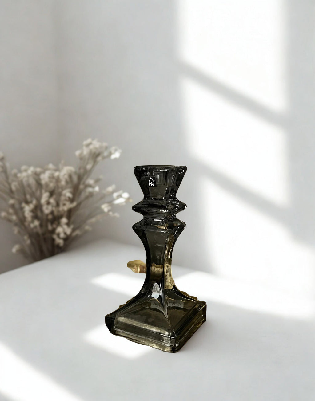 Housevitamine kandelaar glas smokey grey, hoogte 15.5 cm.