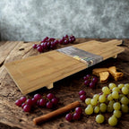 Serveerplank op voet van bamboe, 58 x 19 x 3 cm.
