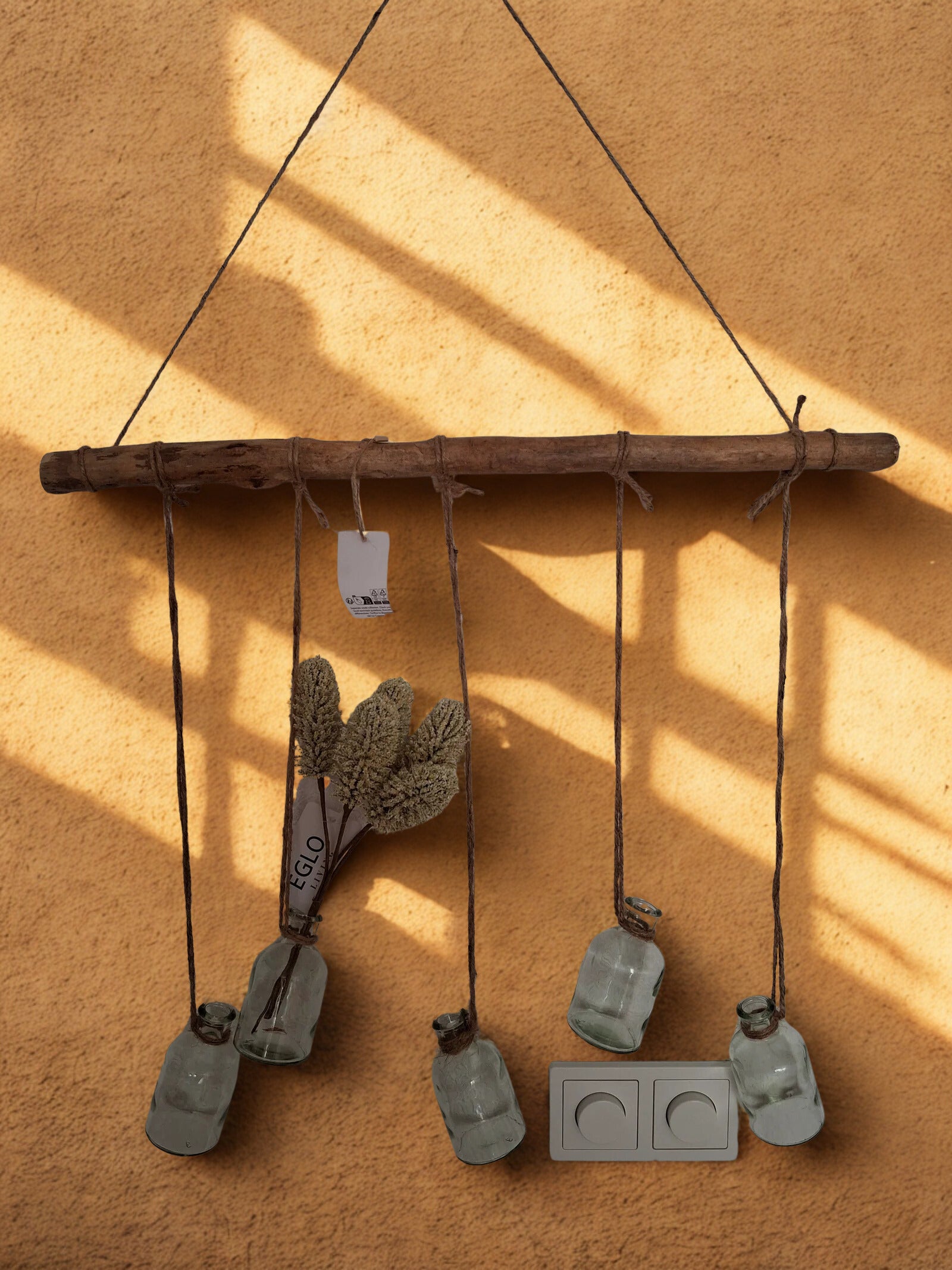 Houten stok met 5 glaasjes, lengte 58 cm.